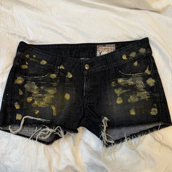 Siwy Camilla Cut-Off Shorts from Miley Cyrus Party in the USA music video - Picture 3 of 9